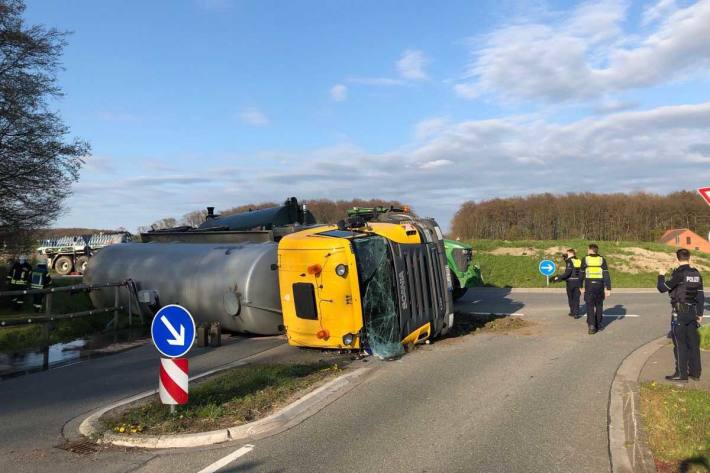 Aufgrund überhöhter Geschwindigkeit kippte die Zugmaschine samt Auflieger bei Osterwick um