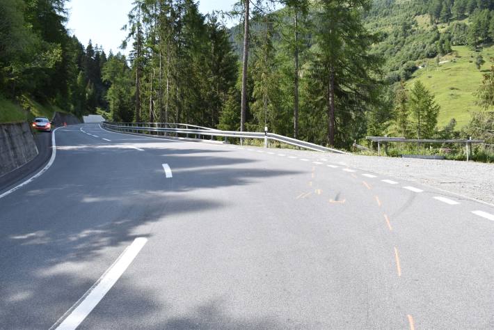 Bei Susch GR verletzte sich gestern ein Motorradfahrer.