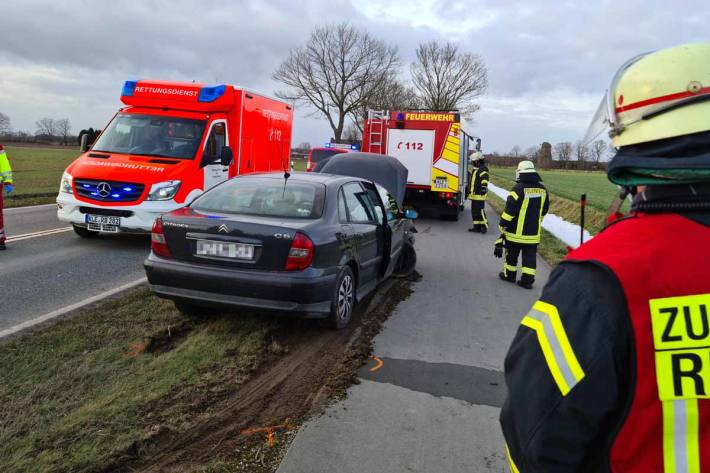 Der Fahrer des verunfallten Fahrzeugs konnte die Unfallstelle selbstständig verlassen
