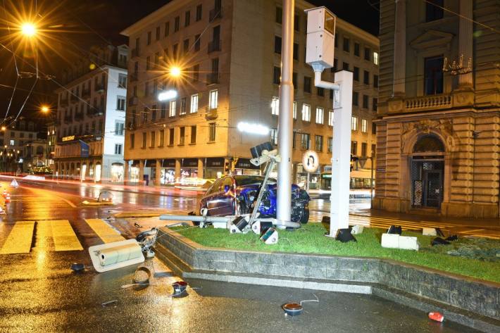 In Luzern hat sich ein spektakulärer Selbstunfall zugetragen.