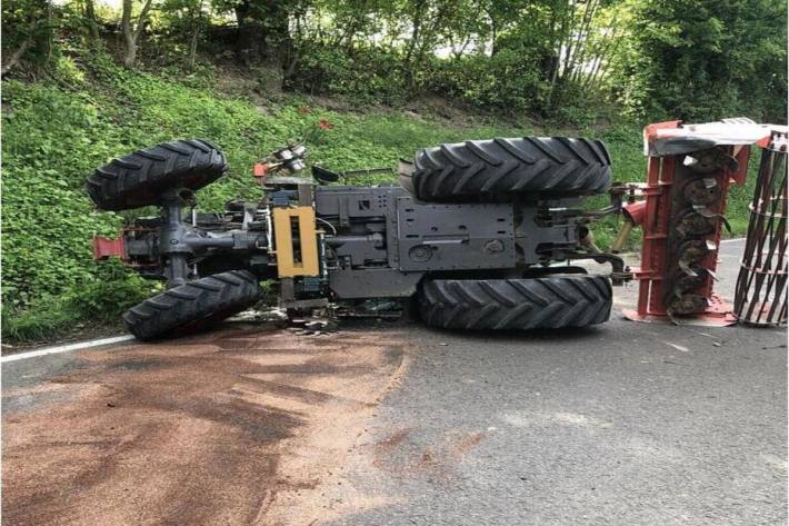 Der Ackerschlepper ist bei dem Unfall umgekippt