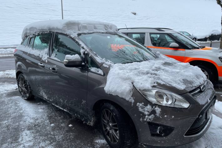 Autolenker in St. Gallen mit 20 Zentimeter Schnee auf dem Dach gestoppt.