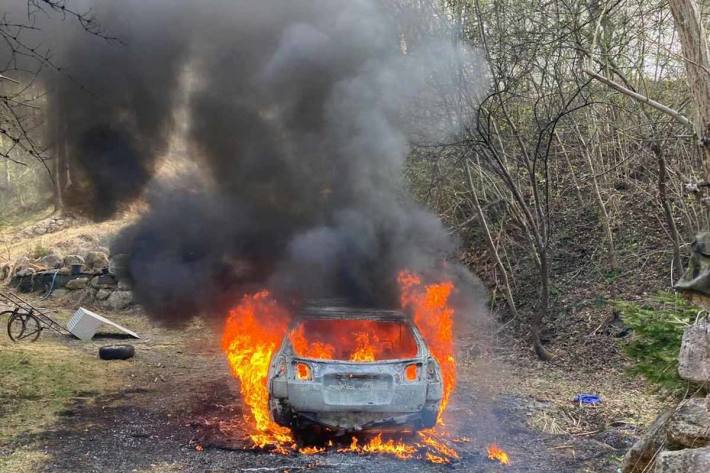 Das Fahrzeug befand sich zwischen verlassenen Häusern und Hütten in einem Waldstück