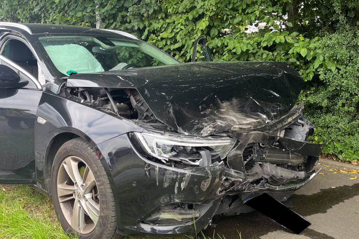 Der Opel wurde auf den Fußweg geschleudert.