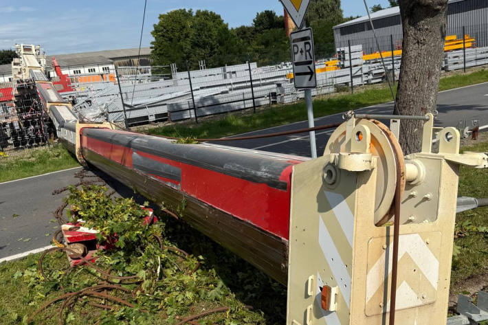 Der Kran fiel direkt auf die Straße und blockierte diese.