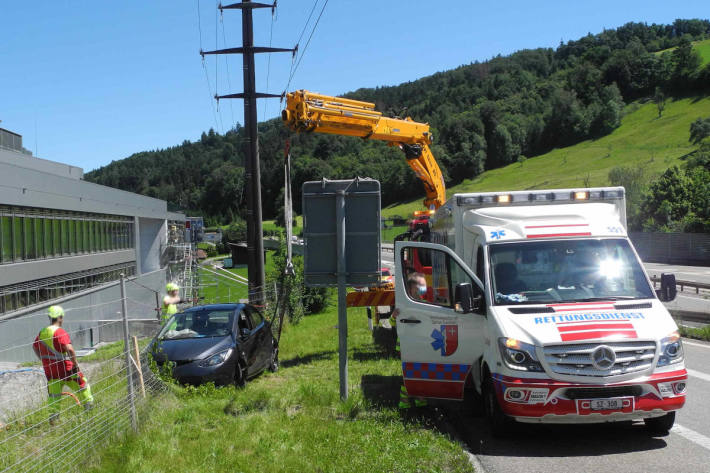 Bergung des Unfallfahrzeugs an der A3 bei Pfäffikon