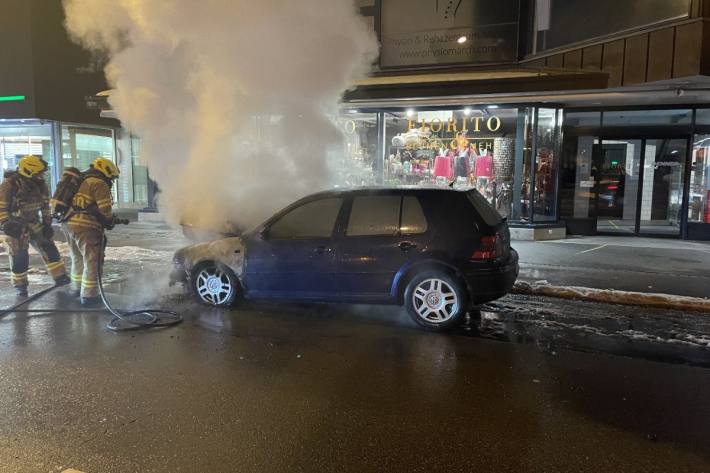 Das Feuer konnte gelöscht werden, das Auto erlitt Totalschaden.