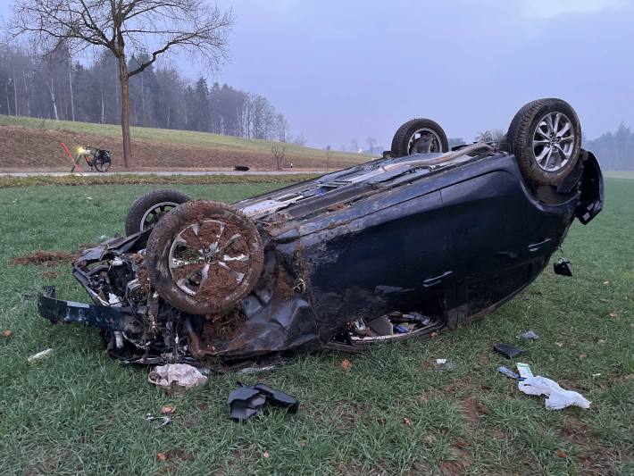 Personenwagen überschlägt sich nach Kollision mit Baum mehrfach