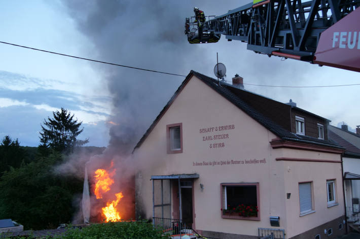 Mittels Drehleiter wurde das Feuer auch von oben bekämpft.