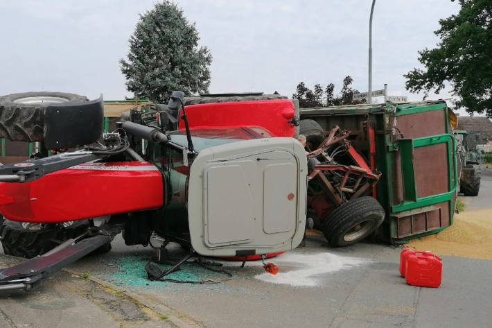 Trecker mit Anhänger kippt um und verliert Ladung in Barum