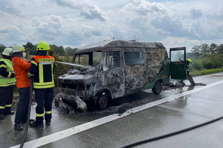 Autobahn A1 zeitweise voll gesperrt wegen Wohnmobilbrand
