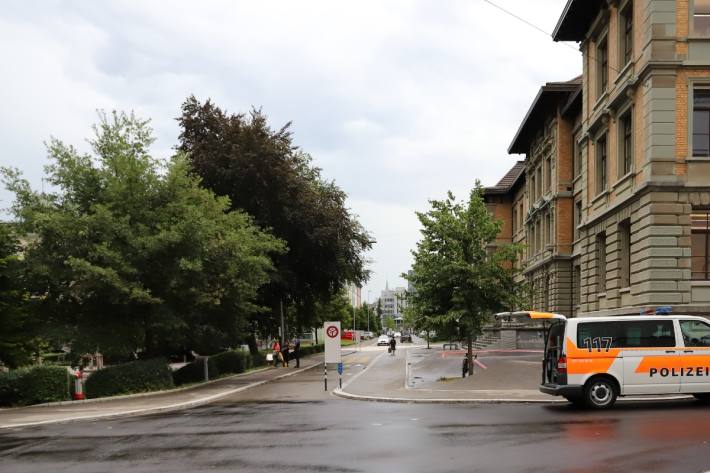 In St. Gallen sind gestern ein Velofahrer und eine Fussgängerin zusammengestossen.