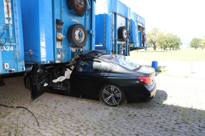 BMW nach Unfall mit Totalschaden in Bilten im Kanton Glarus.