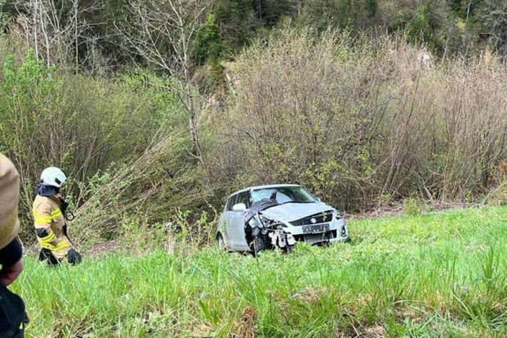 Von der Straße abgekommen und im abschüssigen Gelände überschlagen