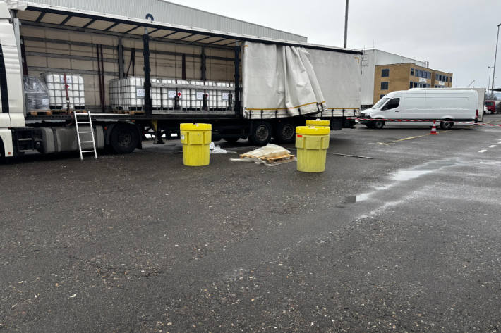 Zollbeamte entdeckten die auslaufende Flüssigkeit bei einem Lastwagen.