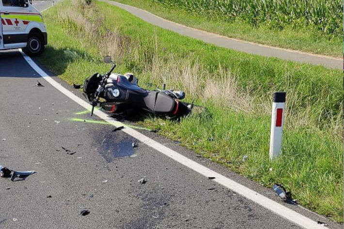 Der Motorradfahrer wurde schwer verletzt.
