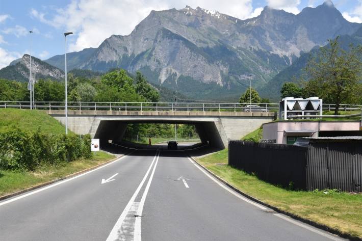 Links ist die Fahrspur des Autos, rechts die des Sattelmotorfahrzeuges