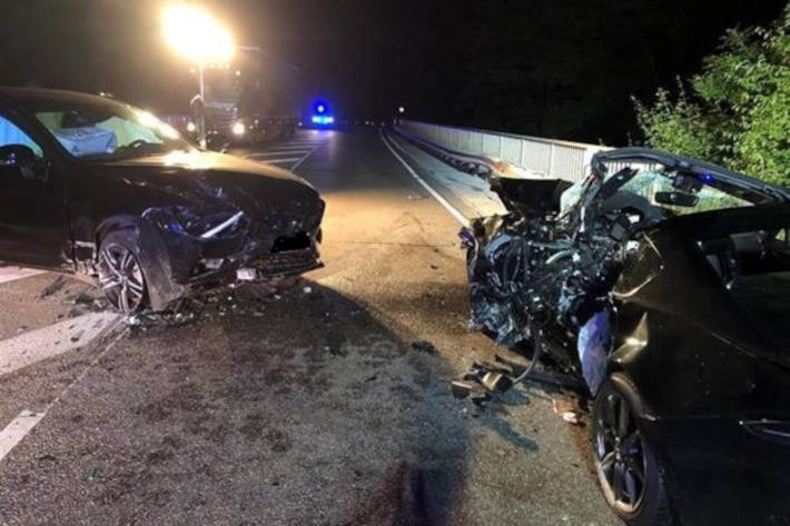 Schweren Verkehrsunfall durch deutlich überhöhte Geschwindigkeit verursacht