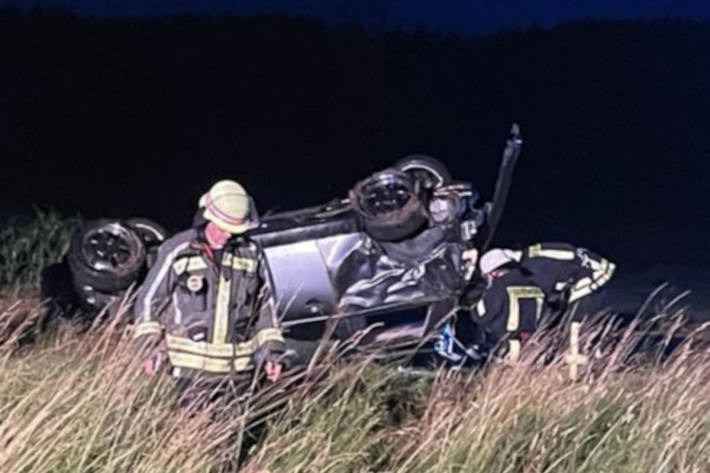 Auto überschlägt sich bei Unfall in Eigeltingen-Heudorf