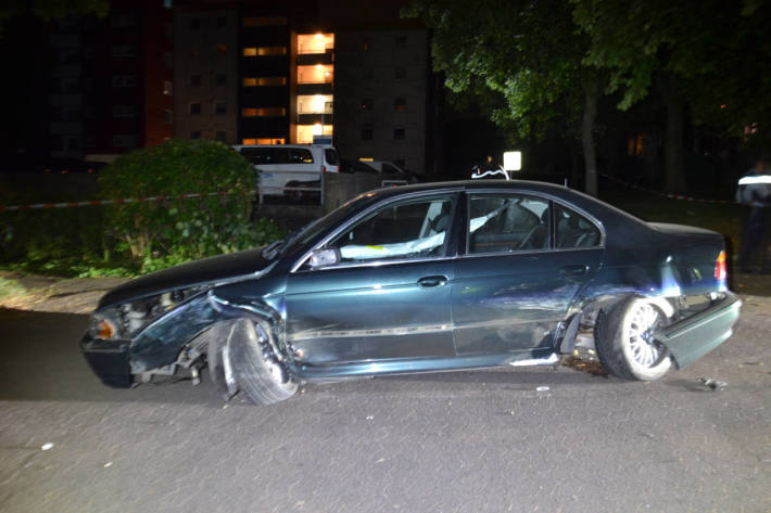 BMW-Fahrer flüchtet vor Polizei und beschädigt mehrere Fahrzeuge