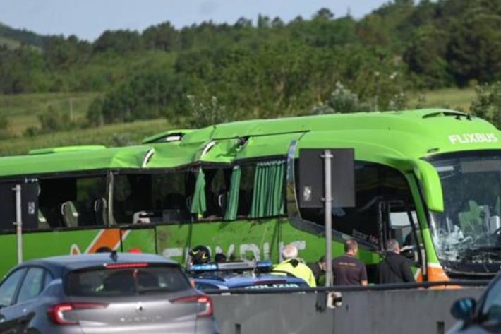 Die Rettungskräfte mussten die Autobahn A16 Sperren.