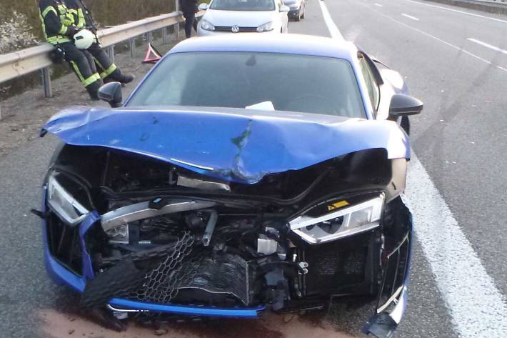 Der Sportwagen nach dem Unfall auf der A63, Höhe Biebelnheim