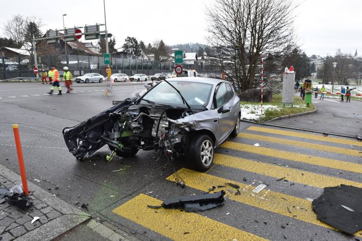 Eine Verletzte nach schwerem Verkehrsunfall