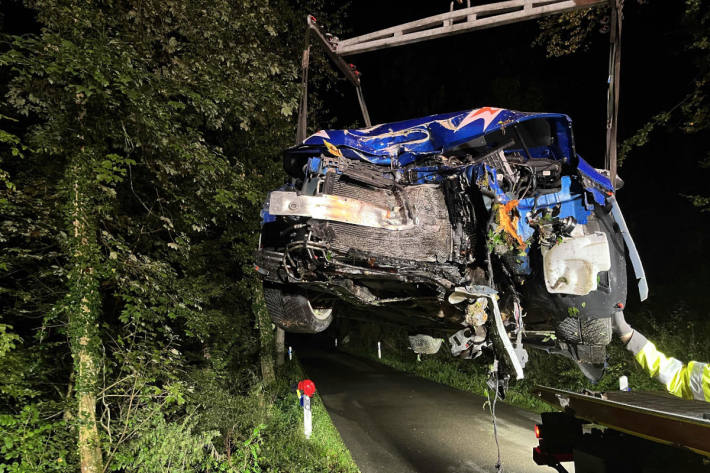 Am blauen Opel entstand beim Unfall ein Totalschaden.