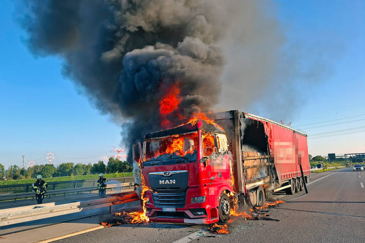 Beim Eintreffen der Feuerwehr stand die Kabine bereits in Vollbrand.
