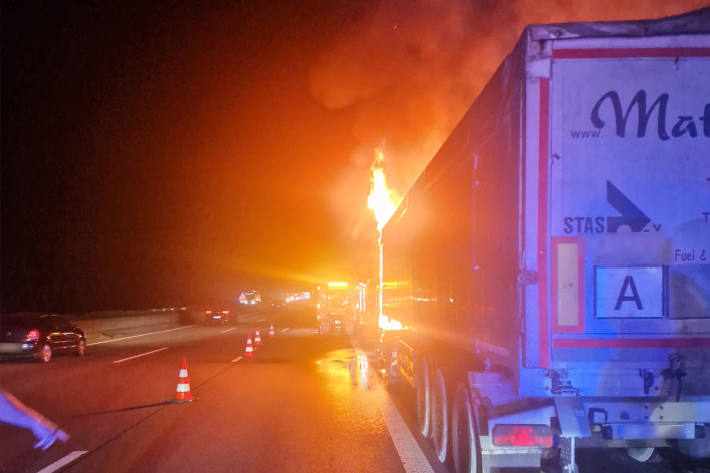 Die Zugmaschine eines Sattelaufliegers stand in Vollbrand.