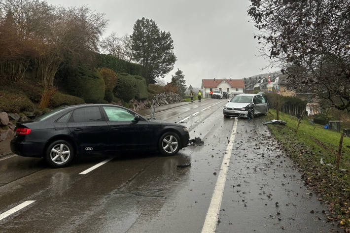 Während der Unfallaufnahme musste die Strasse für mehrere Stunden gesperrt werden