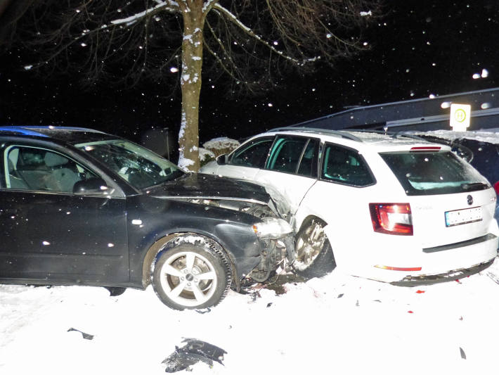 Drei parkende Autos ineinander geschoben