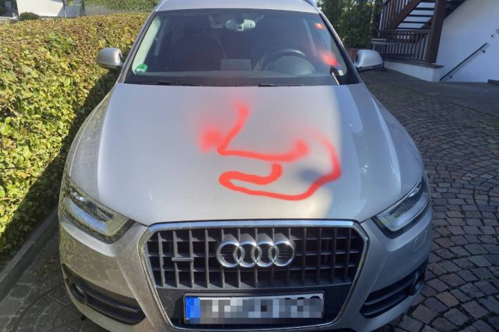 Ein 7-Jähriger hat gestern in Waltenschwil AG Autos versprayt.