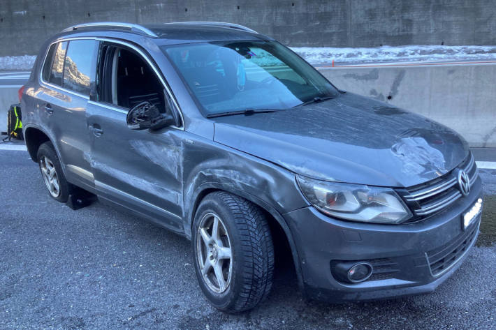 Auto kollidiert mit Betonelement im Gotthardtunnel