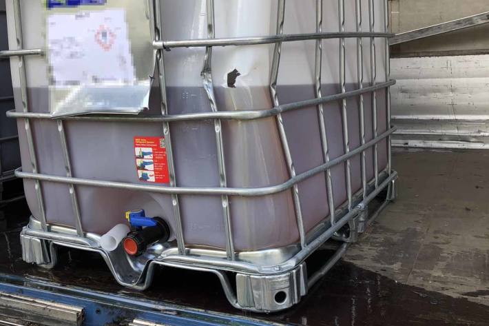 Gestern ist der Kantonspolizei St.Gallen ein Lastwagen gemeldet worden, der Flüssigkeit aus seiner Ladung verliert