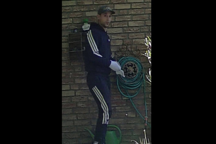 Der Mann wurde von einer Überwachungskamera aufgenommen.