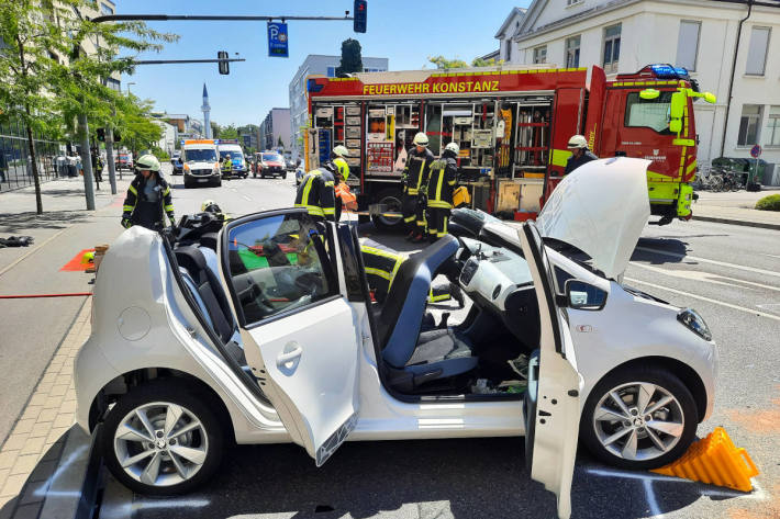 Patient nach schwerem Unfall aus Auto geborgen