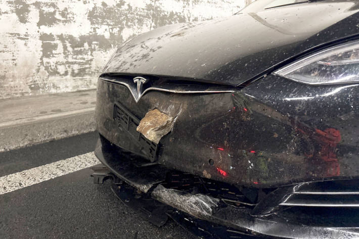 An zwei Motorfahrzeugen entstand Totalschaden.