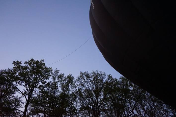 Heissluftballon hat sich in Baumkrone verfangen