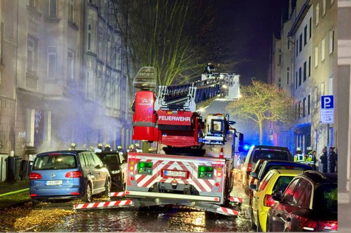 Aufgrund der räumlichen Enge waren die Löscharbeiten nicht einfach.