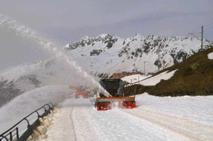 Die Räumungsarbeiten auf den Urner Alpenpässen beginnen.