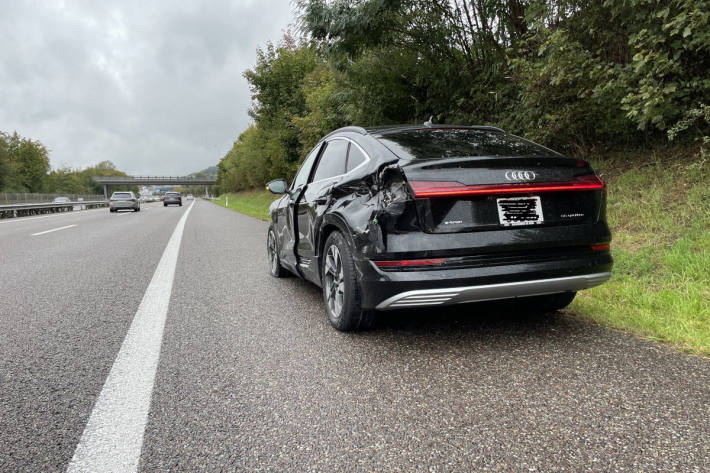 Heftige Kollision zwischen Camaro und Audi e-tron beim Spurwechsel auf der A1