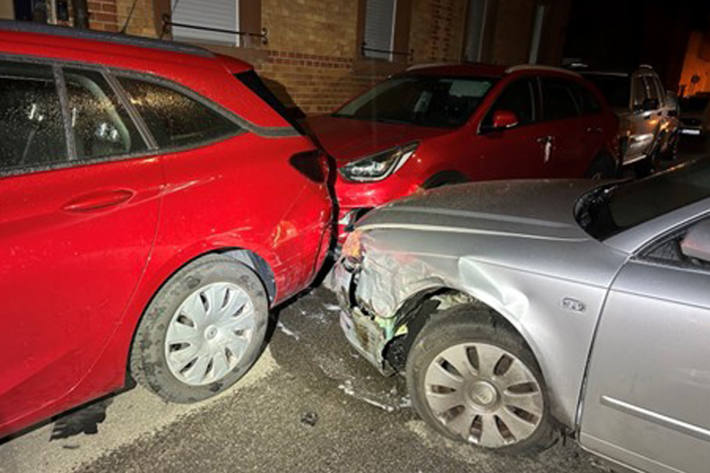 Fünf parkende Fahrzeuge wurden bei dem Unfall beschädigt.