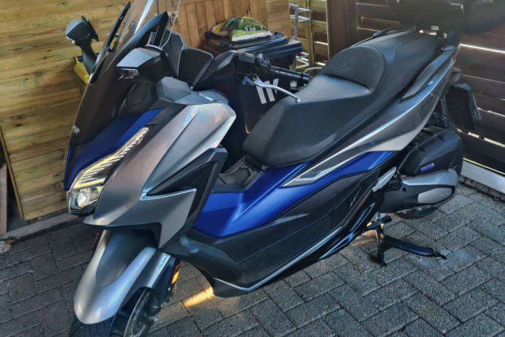 Dieser Roller Marke Honda wurde geraubt.