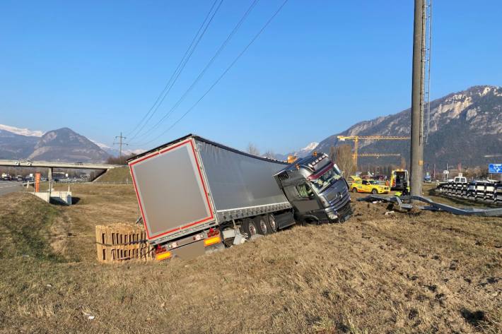 Beim Unfall in Sion VS wurde der Lastwagenchauffeur aus dem Fahrzeug geschleudert.