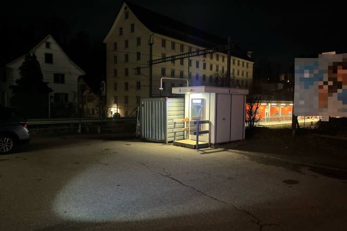 In Langnau am Albis ZH wurde versucht ein Bankomat zu sprengen versucht. 