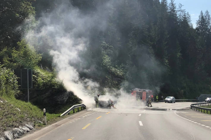 Löscharbeiten am brennenden Fahrzeug bei Flims GR