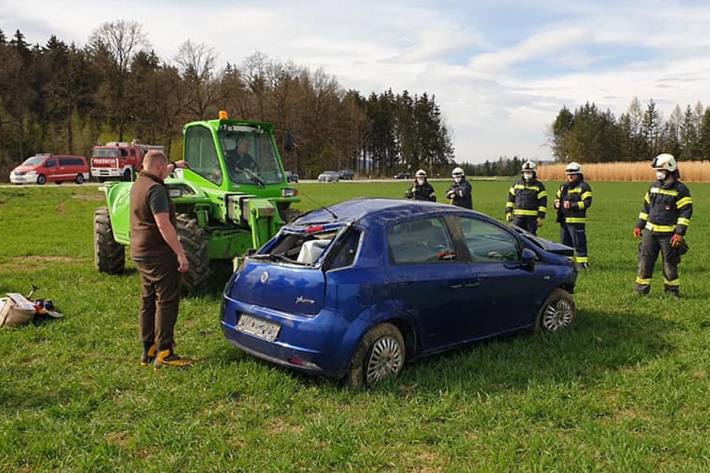 Die Frau konnte selbständig aus dem total beschädigten Fahrzeug leicht verletzt aussteigen