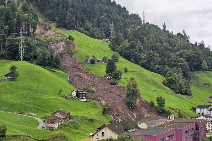 Der erste Erdrutsch fand um 17:05 Uhr statt