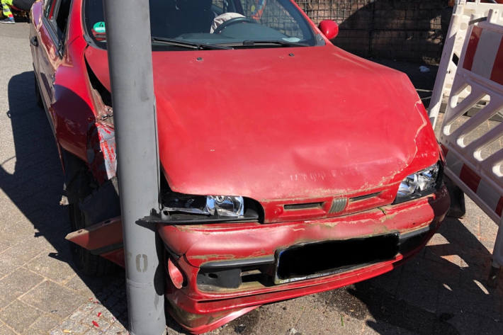 Verkehrsunfall endet an Laternenmast in Pirmasens